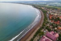 Pemandangan udara Pantai Pangandaran dengan deretan resort modern dan aktivitas pantai yang semarak, memperlihatkan transformasi kawasan pesisir ini sebagai destinasi gaya hidup yang dinamis dan memukau wisatawan.