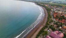 Pemandangan udara Pantai Pangandaran dengan deretan resort modern dan aktivitas pantai yang semarak, memperlihatkan transformasi kawasan pesisir ini sebagai destinasi gaya hidup yang dinamis dan memukau wisatawan.