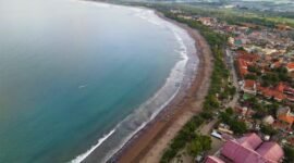 Pemandangan udara Pantai Pangandaran dengan deretan resort modern dan aktivitas pantai yang semarak, memperlihatkan transformasi kawasan pesisir ini sebagai destinasi gaya hidup yang dinamis dan memukau wisatawan.