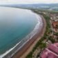 Pemandangan udara Pantai Pangandaran dengan deretan resort modern dan aktivitas pantai yang semarak, memperlihatkan transformasi kawasan pesisir ini sebagai destinasi gaya hidup yang dinamis dan memukau wisatawan.
