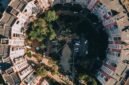 Sebuah taman vertikal di atap gedung perkotaan yang rimbun menunjukkan bagaimana kaum urban menciptakan ruang hijau pribadi, menjadi oase di tengah padatnya bangunan beton. Pemandangan ini merefleksikan upaya berkelanjutan untuk menghadirkan keseimbangan alam dalam kehidupan metropolitan yang serba cepat.