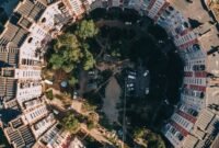 Sebuah taman vertikal di atap gedung perkotaan yang rimbun menunjukkan bagaimana kaum urban menciptakan ruang hijau pribadi, menjadi oase di tengah padatnya bangunan beton. Pemandangan ini merefleksikan upaya berkelanjutan untuk menghadirkan keseimbangan alam dalam kehidupan metropolitan yang serba cepat.