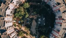 Sebuah taman vertikal di atap gedung perkotaan yang rimbun menunjukkan bagaimana kaum urban menciptakan ruang hijau pribadi, menjadi oase di tengah padatnya bangunan beton. Pemandangan ini merefleksikan upaya berkelanjutan untuk menghadirkan keseimbangan alam dalam kehidupan metropolitan yang serba cepat.
