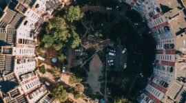 Sebuah taman vertikal di atap gedung perkotaan yang rimbun menunjukkan bagaimana kaum urban menciptakan ruang hijau pribadi, menjadi oase di tengah padatnya bangunan beton. Pemandangan ini merefleksikan upaya berkelanjutan untuk menghadirkan keseimbangan alam dalam kehidupan metropolitan yang serba cepat.
