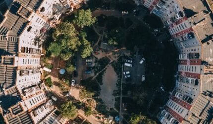 Mengurai Benang Merah: Gaya Hidup Urban dan Pencarian Makna di Tengah Kota