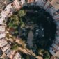 Sebuah taman vertikal di atap gedung perkotaan yang rimbun menunjukkan bagaimana kaum urban menciptakan ruang hijau pribadi, menjadi oase di tengah padatnya bangunan beton. Pemandangan ini merefleksikan upaya berkelanjutan untuk menghadirkan keseimbangan alam dalam kehidupan metropolitan yang serba cepat.