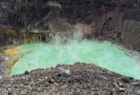 Pemandangan Kawah Putih Ciwidey dengan air danau berwarna pirus kehijauan, dikelilingi pepohonan mati dan tebing kapur yang menciptakan suasana magis. Objek wisata ini menjadi salah satu daya tarik utama di selatan Bandung.
