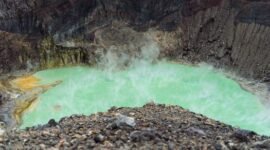 Pemandangan Kawah Putih Ciwidey dengan air danau berwarna pirus kehijauan, dikelilingi pepohonan mati dan tebing kapur yang menciptakan suasana magis. Objek wisata ini menjadi salah satu daya tarik utama di selatan Bandung.