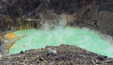 Kawah Putih: Pesona Magis Danau Belerang di Ujung Selatan Bandung