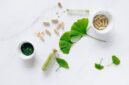 Berbagai jenis bahan baku obat tradisional Sunda tersusun rapi, memperlihatkan kekayaan rempah dan tanaman herbal yang menjadi fondasi pengobatan alami masyarakat Pasundan. Tampilan ini menggambarkan betapa dekatnya masyarakat Sunda dengan alam untuk menjaga kesehatan mereka secara turun-temurun.