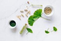 Berbagai jenis bahan baku obat tradisional Sunda tersusun rapi, memperlihatkan kekayaan rempah dan tanaman herbal yang menjadi fondasi pengobatan alami masyarakat Pasundan. Tampilan ini menggambarkan betapa dekatnya masyarakat Sunda dengan alam untuk menjaga kesehatan mereka secara turun-temurun.