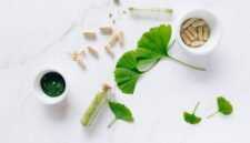 Berbagai jenis bahan baku obat tradisional Sunda tersusun rapi, memperlihatkan kekayaan rempah dan tanaman herbal yang menjadi fondasi pengobatan alami masyarakat Pasundan. Tampilan ini menggambarkan betapa dekatnya masyarakat Sunda dengan alam untuk menjaga kesehatan mereka secara turun-temurun.