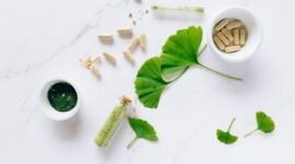 Berbagai jenis bahan baku obat tradisional Sunda tersusun rapi, memperlihatkan kekayaan rempah dan tanaman herbal yang menjadi fondasi pengobatan alami masyarakat Pasundan. Tampilan ini menggambarkan betapa dekatnya masyarakat Sunda dengan alam untuk menjaga kesehatan mereka secara turun-temurun.