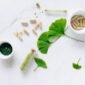 Berbagai jenis bahan baku obat tradisional Sunda tersusun rapi, memperlihatkan kekayaan rempah dan tanaman herbal yang menjadi fondasi pengobatan alami masyarakat Pasundan. Tampilan ini menggambarkan betapa dekatnya masyarakat Sunda dengan alam untuk menjaga kesehatan mereka secara turun-temurun.