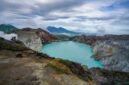 Pemandangan Kawah Putih dengan danau belerang berwarna kehijauan dan pepohonan mati yang diselimuti kabut tipis, menciptakan atmosfer misterius dan menawan. Keindahan alam vulkanik ini selalu menjadi daya tarik utama bagi para wisatawan.