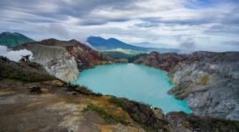 Pemandangan Kawah Putih dengan danau belerang berwarna kehijauan dan pepohonan mati yang diselimuti kabut tipis, menciptakan atmosfer misterius dan menawan. Keindahan alam vulkanik ini selalu menjadi daya tarik utama bagi para wisatawan.