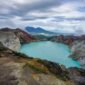 Pemandangan Kawah Putih dengan danau belerang berwarna kehijauan dan pepohonan mati yang diselimuti kabut tipis, menciptakan atmosfer misterius dan menawan. Keindahan alam vulkanik ini selalu menjadi daya tarik utama bagi para wisatawan.