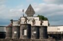 Situs Prasasti Batutulis di Bogor, menjadi saksi bisu kejayaan Kerajaan Pajajaran dan salah satu peninggalan otentik yang masih bisa kita kunjungi untuk memahami sejarah leluhur. Batu bertulis ini mengabadikan pesan-pesan penting dari masa lalu yang menghubungkan kita dengan peradaban Sunda kuno.