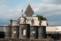 Situs Prasasti Batutulis di Bogor, menjadi saksi bisu kejayaan Kerajaan Pajajaran dan salah satu peninggalan otentik yang masih bisa kita kunjungi untuk memahami sejarah leluhur. Batu bertulis ini mengabadikan pesan-pesan penting dari masa lalu yang menghubungkan kita dengan peradaban Sunda kuno.