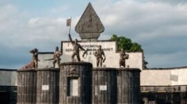 Situs Prasasti Batutulis di Bogor, menjadi saksi bisu kejayaan Kerajaan Pajajaran dan salah satu peninggalan otentik yang masih bisa kita kunjungi untuk memahami sejarah leluhur. Batu bertulis ini mengabadikan pesan-pesan penting dari masa lalu yang menghubungkan kita dengan peradaban Sunda kuno.