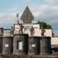 Situs Prasasti Batutulis di Bogor, menjadi saksi bisu kejayaan Kerajaan Pajajaran dan salah satu peninggalan otentik yang masih bisa kita kunjungi untuk memahami sejarah leluhur. Batu bertulis ini mengabadikan pesan-pesan penting dari masa lalu yang menghubungkan kita dengan peradaban Sunda kuno.