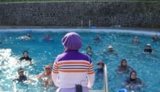 Ilustrasi seorang tenaga kesehatan sedang memberikan edukasi kepada masyarakat di daerah pedesaan Jawa Barat, menunjukkan upaya pemerintah dan komunitas dalam meningkatkan kesadaran akan pentingnya kesehatan. Foto ini merefleksikan dedikasi untuk mendekatkan layanan dan informasi kesehatan kepada seluruh lapisan masyarakat.