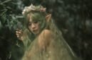 Ilustrasi Lutung Kasarung dengan Purbasari di tengah hutan yang rimbun, menggambarkan momen kebersamaan mereka selama masa pengasingan sang putri. Gambar ini menangkap esensi persahabatan yang kuat antara manusia dan makhluk mitologis dalam cerita rakyat Sunda yang melegenda.