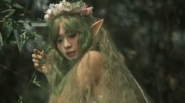Ilustrasi Lutung Kasarung dengan Purbasari di tengah hutan yang rimbun, menggambarkan momen kebersamaan mereka selama masa pengasingan sang putri. Gambar ini menangkap esensi persahabatan yang kuat antara manusia dan makhluk mitologis dalam cerita rakyat Sunda yang melegenda.