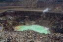 Pemandangan magis Kawah Putih Ciwidey dengan air danau berwarna toska dan kabut tipis menyelimuti pepohonan mati, menciptakan suasana misterius yang memesona. Pengunjung dapat menikmati keindahan alam unik hasil aktivitas vulkanik ini.