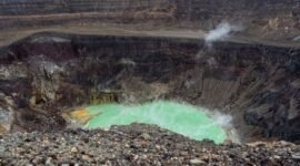 Pemandangan magis Kawah Putih Ciwidey dengan air danau berwarna toska dan kabut tipis menyelimuti pepohonan mati, menciptakan suasana misterius yang memesona. Pengunjung dapat menikmati keindahan alam unik hasil aktivitas vulkanik ini.