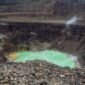 Pemandangan magis Kawah Putih Ciwidey dengan air danau berwarna toska dan kabut tipis menyelimuti pepohonan mati, menciptakan suasana misterius yang memesona. Pengunjung dapat menikmati keindahan alam unik hasil aktivitas vulkanik ini.