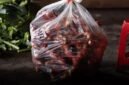 Seorang wanita tengah meracik jamu tradisional dari kunyit dan jahe, menunjukkan bagaimana warisan pengobatan leluhur Sunda masih dipraktikkan hingga kini untuk menjaga kesehatan. Ramuan alami ini merupakan bagian penting dari kearifan lokal yang kaya manfaat.