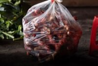 Seorang wanita tengah meracik jamu tradisional dari kunyit dan jahe, menunjukkan bagaimana warisan pengobatan leluhur Sunda masih dipraktikkan hingga kini untuk menjaga kesehatan. Ramuan alami ini merupakan bagian penting dari kearifan lokal yang kaya manfaat.