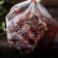 Seorang wanita tengah meracik jamu tradisional dari kunyit dan jahe, menunjukkan bagaimana warisan pengobatan leluhur Sunda masih dipraktikkan hingga kini untuk menjaga kesehatan. Ramuan alami ini merupakan bagian penting dari kearifan lokal yang kaya manfaat.