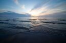 Matahari terbenam di Pantai Pangandaran memancarkan cahaya keemasan yang memukau, menciptakan siluet perahu nelayan di kejauhan, sebuah pemandangan indah yang selalu dinanti wisatawan. Suasana tenang di penghujung hari ini menjadi momen sempurna untuk bersantai di tepi laut.