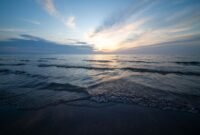 Matahari terbenam di Pantai Pangandaran memancarkan cahaya keemasan yang memukau, menciptakan siluet perahu nelayan di kejauhan, sebuah pemandangan indah yang selalu dinanti wisatawan. Suasana tenang di penghujung hari ini menjadi momen sempurna untuk bersantai di tepi laut.