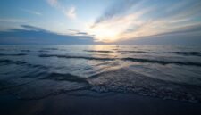 Matahari terbenam di Pantai Pangandaran memancarkan cahaya keemasan yang memukau, menciptakan siluet perahu nelayan di kejauhan, sebuah pemandangan indah yang selalu dinanti wisatawan. Suasana tenang di penghujung hari ini menjadi momen sempurna untuk bersantai di tepi laut.