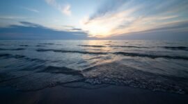 Matahari terbenam di Pantai Pangandaran memancarkan cahaya keemasan yang memukau, menciptakan siluet perahu nelayan di kejauhan, sebuah pemandangan indah yang selalu dinanti wisatawan. Suasana tenang di penghujung hari ini menjadi momen sempurna untuk bersantai di tepi laut.
