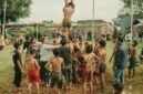 Seorang petugas kesehatan sedang memberikan penyuluhan gizi kepada sekelompok ibu di salah satu desa di Jawa Barat, menunjukkan komitmen pemerintah daerah dalam meningkatkan kualitas kesehatan masyarakat melalui edukasi. Keterlibatan aktif warga dalam sesi edukasi ini mencerminkan semangat kolaborasi yang kuat demi menciptakan lingkungan yang lebih sehat.