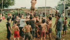 Seorang petugas kesehatan sedang memberikan penyuluhan gizi kepada sekelompok ibu di salah satu desa di Jawa Barat, menunjukkan komitmen pemerintah daerah dalam meningkatkan kualitas kesehatan masyarakat melalui edukasi. Keterlibatan aktif warga dalam sesi edukasi ini mencerminkan semangat kolaborasi yang kuat demi menciptakan lingkungan yang lebih sehat.
