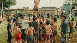 Seorang petugas kesehatan sedang memberikan penyuluhan gizi kepada sekelompok ibu di salah satu desa di Jawa Barat, menunjukkan komitmen pemerintah daerah dalam meningkatkan kualitas kesehatan masyarakat melalui edukasi. Keterlibatan aktif warga dalam sesi edukasi ini mencerminkan semangat kolaborasi yang kuat demi menciptakan lingkungan yang lebih sehat.