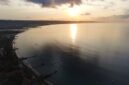 Pantai Pangandaran menyajikan pemandangan matahari terbenam yang memukau dengan gradasi warna jingga dan ungu, menciptakan siluet perahu nelayan yang berlayar perlahan di ufuk barat. Pemandangan ini menjadi salah satu daya tarik utama bagi para wisatawan yang mencari ketenangan dan keindahan alam.