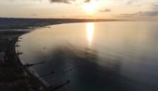 Pantai Pangandaran menyajikan pemandangan matahari terbenam yang memukau dengan gradasi warna jingga dan ungu, menciptakan siluet perahu nelayan yang berlayar perlahan di ufuk barat. Pemandangan ini menjadi salah satu daya tarik utama bagi para wisatawan yang mencari ketenangan dan keindahan alam.