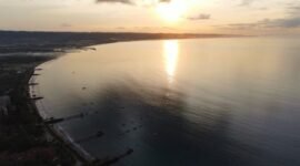 Pantai Pangandaran menyajikan pemandangan matahari terbenam yang memukau dengan gradasi warna jingga dan ungu, menciptakan siluet perahu nelayan yang berlayar perlahan di ufuk barat. Pemandangan ini menjadi salah satu daya tarik utama bagi para wisatawan yang mencari ketenangan dan keindahan alam.
