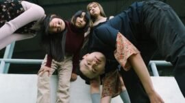 Anak muda Indonesia mengekspresikan diri melalui paduan busana dari merek distro lokal, menampilkan desain grafis unik dan gaya khas perkotaan yang penuh karakter. Pilihan fashion mereka merefleksikan keberanian untuk tampil beda dan mendukung kreativitas independen.