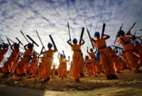 Puluhan warga dari berbagai kalangan usia dengan ceria melakukan gerakan senam bersama di lapangan terbuka, menunjukkan semangat kebersamaan dan gaya hidup sehat yang aktif di Jawa Barat.