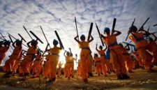 Puluhan warga dari berbagai kalangan usia dengan ceria melakukan gerakan senam bersama di lapangan terbuka, menunjukkan semangat kebersamaan dan gaya hidup sehat yang aktif di Jawa Barat.