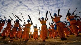 Puluhan warga dari berbagai kalangan usia dengan ceria melakukan gerakan senam bersama di lapangan terbuka, menunjukkan semangat kebersamaan dan gaya hidup sehat yang aktif di Jawa Barat.