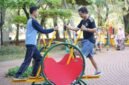 Sekelompok warga dengan antusias mengikuti sesi senam pagi di sebuah taman kota di Jawa Barat, menunjukkan semangat kebersamaan dan komitmen terhadap gaya hidup sehat. Mereka bergerak serentak di bawah bimbingan instruktur, menciptakan suasana ceria yang menular di tengah aktivitas pagi hari.