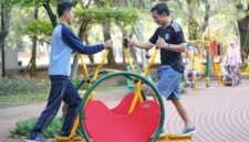 Sekelompok warga dengan antusias mengikuti sesi senam pagi di sebuah taman kota di Jawa Barat, menunjukkan semangat kebersamaan dan komitmen terhadap gaya hidup sehat. Mereka bergerak serentak di bawah bimbingan instruktur, menciptakan suasana ceria yang menular di tengah aktivitas pagi hari.